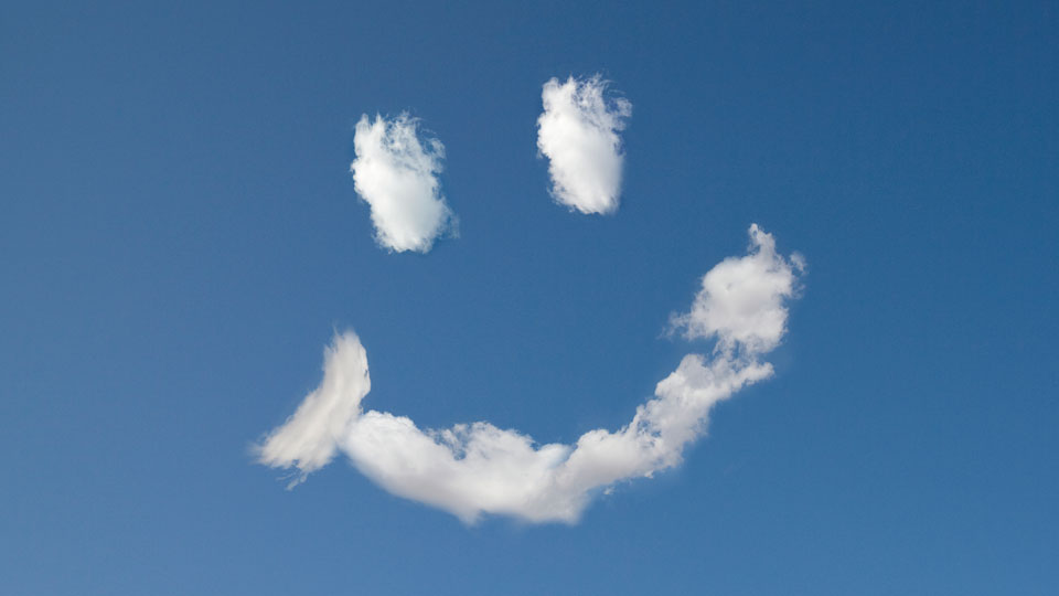 Wolken in Form eines Lächelns am blauen Himmel